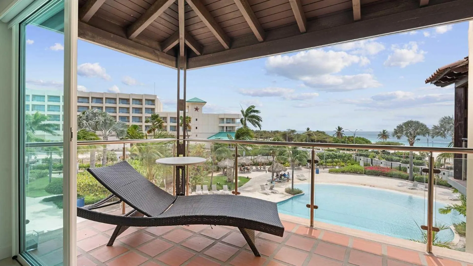 Beachfront Palm Beach 0*,
